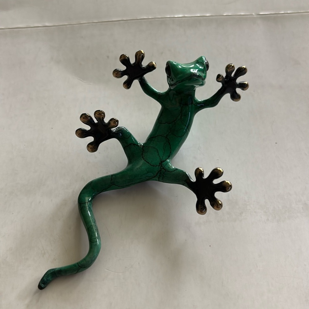 Quillan Frog Figurine - Boo!